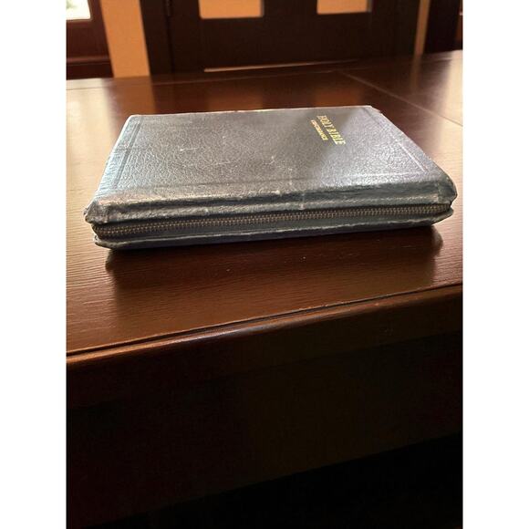 Holy Bible KJV Red Letter Zipper Edition w/ Cross Pull Concordance World Pub - Picture 5 of 12